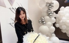 90后小妹挤奶喂小狗